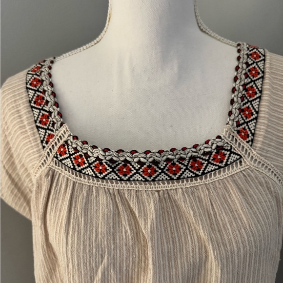 Swagger boutique top. Cream w/embroidered trim. Flowing top. Size L - Picture 2 of 8